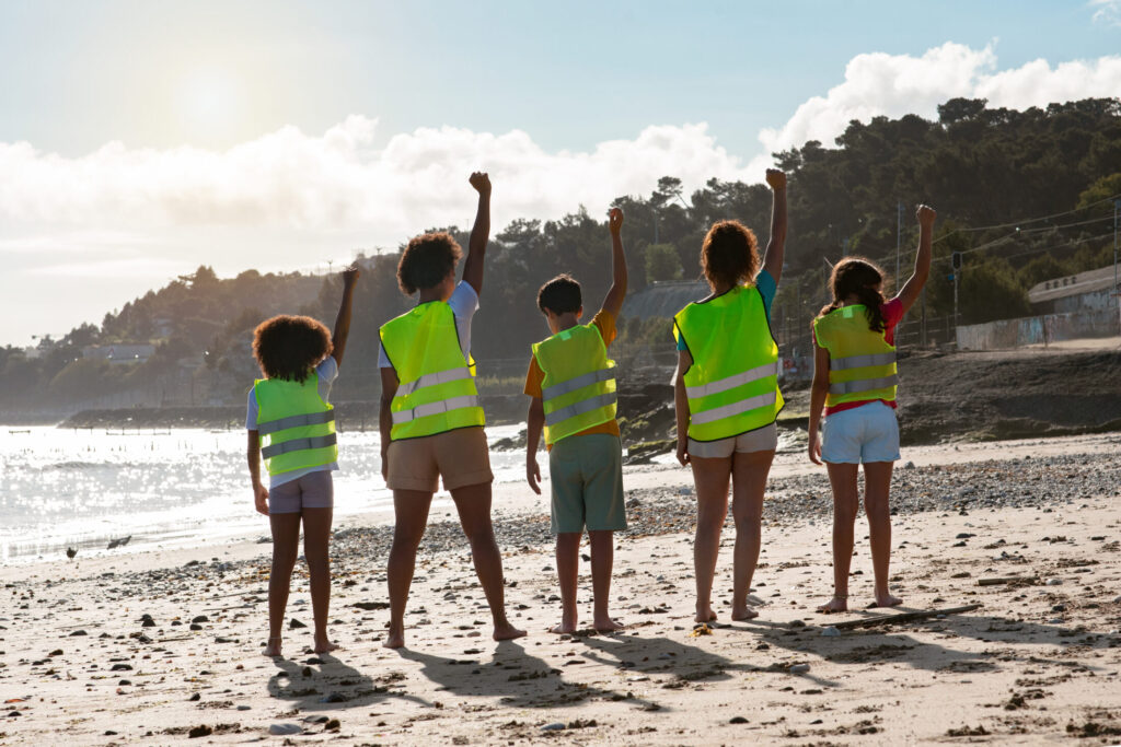 Παιδιά-εθελοντές μετά από beach clean-up