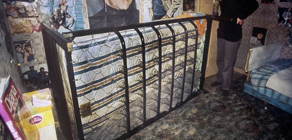 Το αναποδογυρισμένο κρεβάτι της Janet έπειτα από ένα poltergeist φαινόμενο
