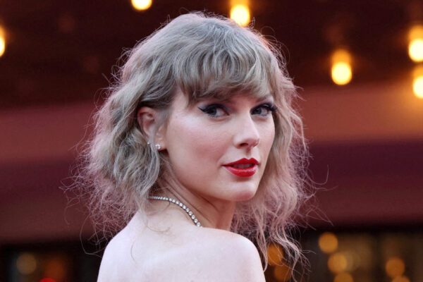 Η Taylor Swift ποζάρει κατά την άφιξή της στην πρεμιέρα της ταινίας της Taylor Swift: The Eras Tour