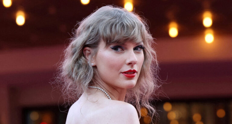 Η Taylor Swift ποζάρει κατά την άφιξή της στην πρεμιέρα της ταινίας της Taylor Swift: The Eras Tour