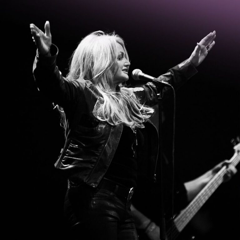 Η Bonnie Tyler στη σκηνή λέει το τραγούδι Total Eclipse of the Heart με ανοιχτά τα χέρια