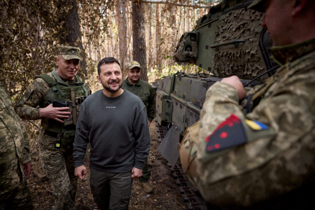 Ο Ουκρανός πρόεδρος Βολοντίμιρ Ζελένσκι επιθεωρεί το πλήρωμα ενός άρματος μάχης Leopard 2