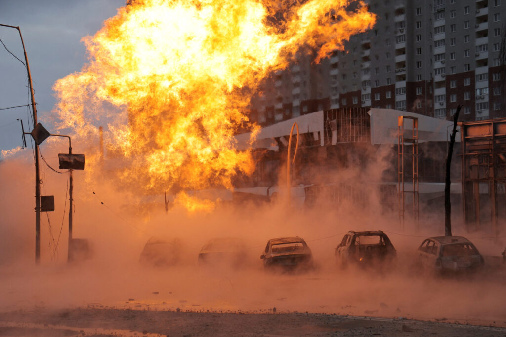 Φλόγες μπροστά από κτίριο στο Κίεβο και κατεστραμμένα αυτοκίνητα από φωτιά μετά από ρωσική πυραυλική επίθεση