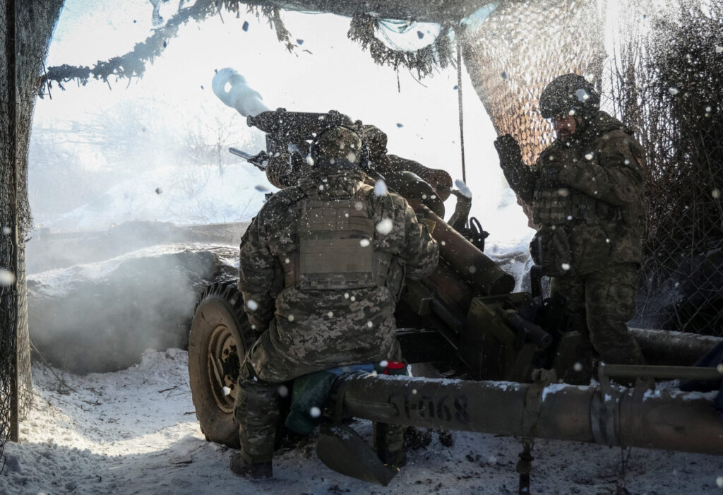 Ουκρανοί στρατιώτες στο μέτωπο στην χιονισμένη πόλη Μαρίνκα