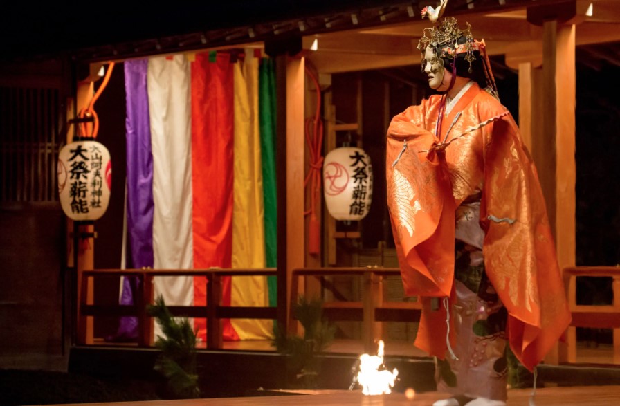 Ηθοποιός με μάσκα και περίτεχνα ρούχα από το ιαπωνικό θέατρο Noh
