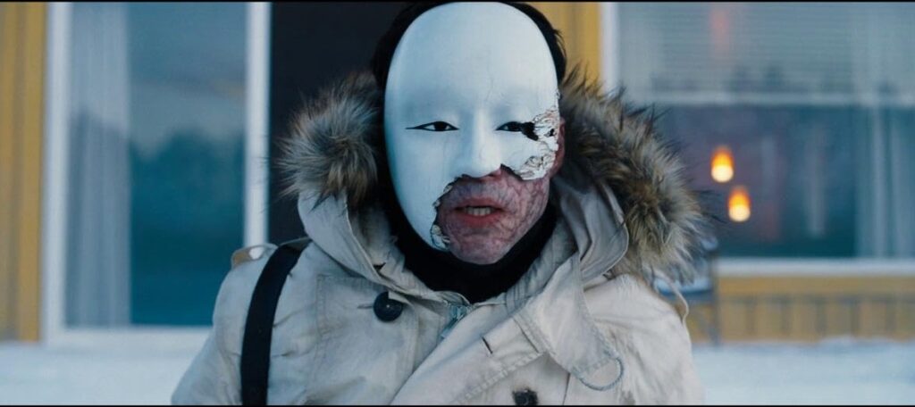 Ο Rami Malek στην ταινία No Time to Die (2021) φορά μάσκα εμπνευσμένη από το Noh