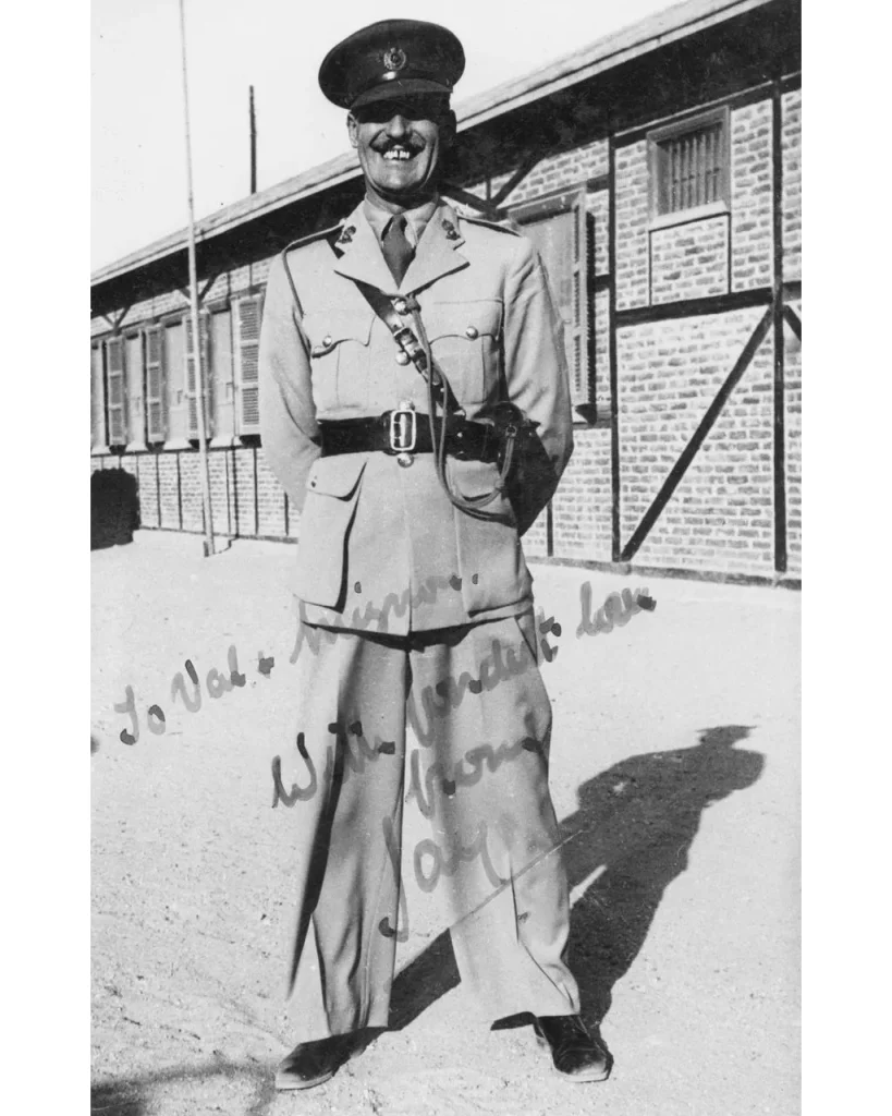 Υπογεγραμμένη φωτογραφία του Jasper Maskelyne κατά τη διάρκεια του Β΄ Παγκοσμίου Πολέμου, όταν φέρεται να ηγήθηκε μιας ομάδας με το παρατσούκλι "The Magic Gang"